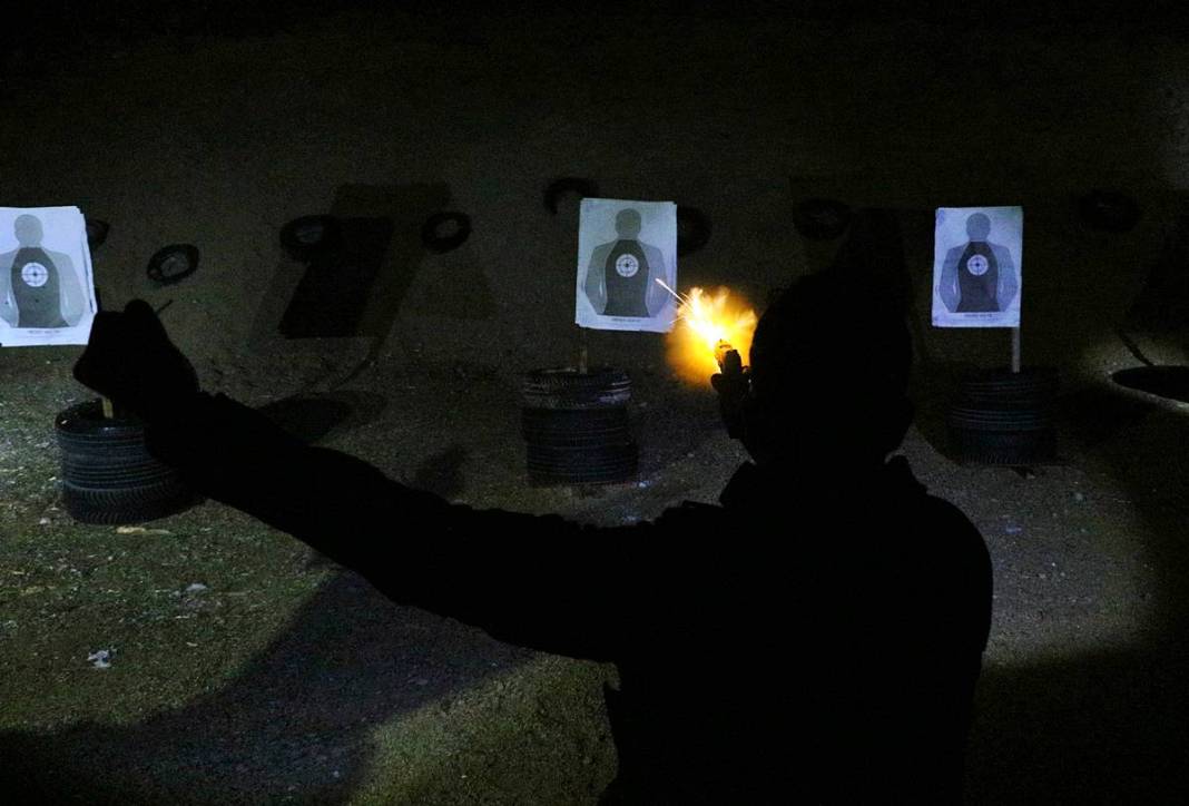 Yerli Lara Croft, karanlıkta hedefi 12'den vuruyor! Polis eğitmeni Nisa Aydın'ın müdahale teknikleri nefesleri kesiyor 41